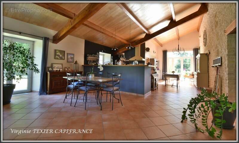 Maison à vendre 10 pièces VILLENEUVE LA COMTESSE (17) sur 4800 m² de terrain avec dépendances - photo 10