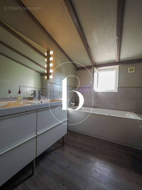 Maison à SAINT-VICTOR-LA-COSTE