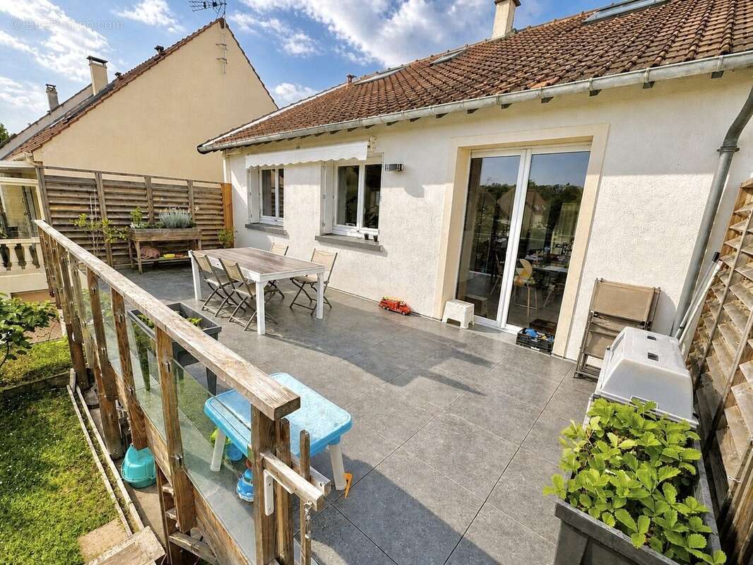 Maison à MAURECOURT