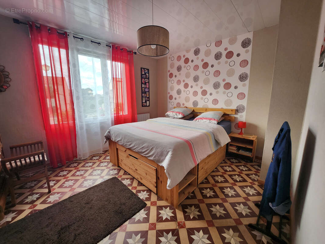 Maison avec 3 chambres dont une parentale, grande dépendance de 89m2 et spa intérieur. - photo 16
