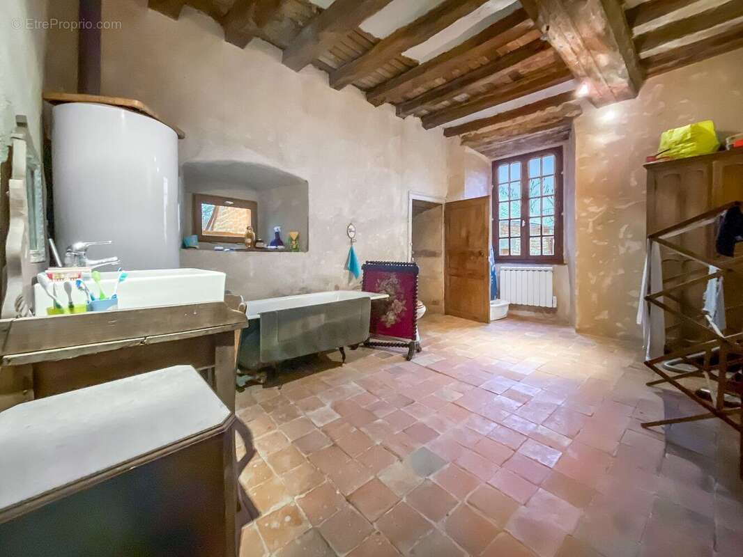 Prieuré du XVe siècle comportant un manoir, une maison d'habitation et une grange - photo 10