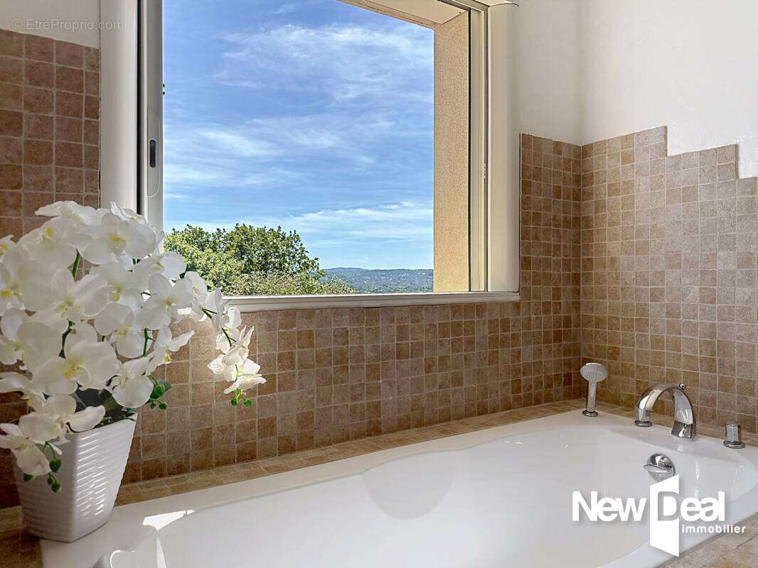 MONTAUROUX Vue imprenable pour cette villa contemporaine  d’environ 225 m² - photo 17