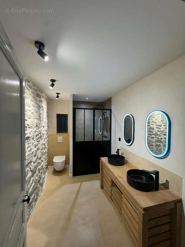 Salle de bain - Maison à BOUILHONNAC