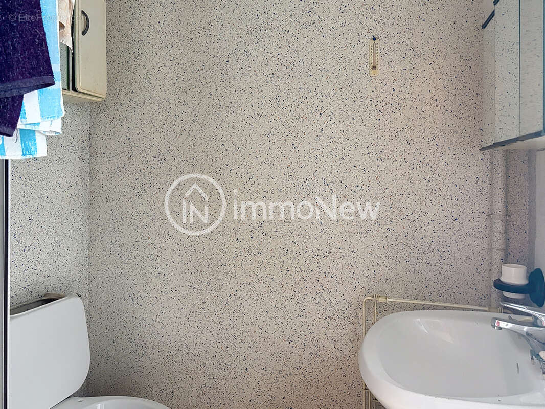 Maison mitoyenne a renover 100 m2 sur terrain 600 m2 environ en plein bourg - photo 9