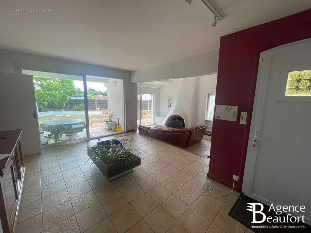Maison La Chaize Giraud - photo 3