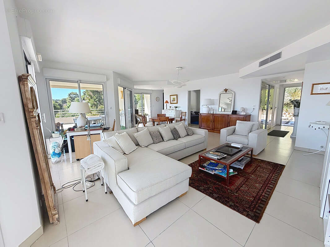 Appartement à SAINT-LAURENT-DU-VAR