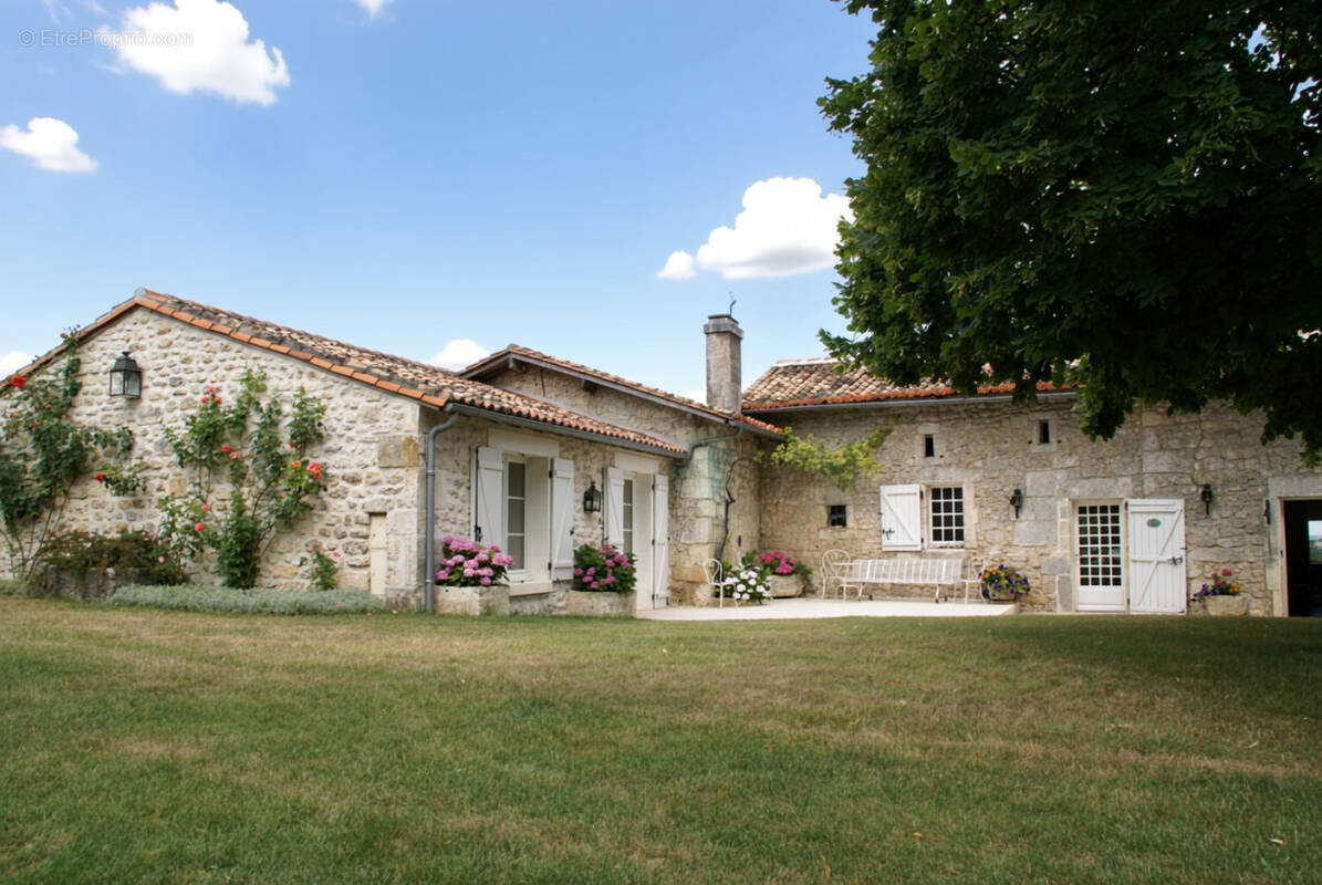 Maison à ROULLET-SAINT-ESTEPHE