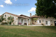 Maison à ROULLET-SAINT-ESTEPHE