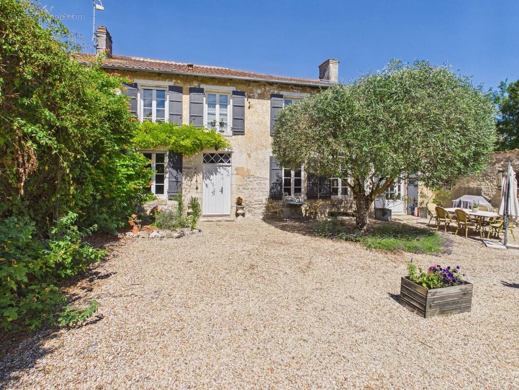 Maison à SAINT-JEAN-D'ANGELY