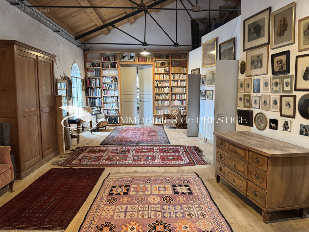 Maison à ENTRAIGUES-SUR-LA-SORGUE