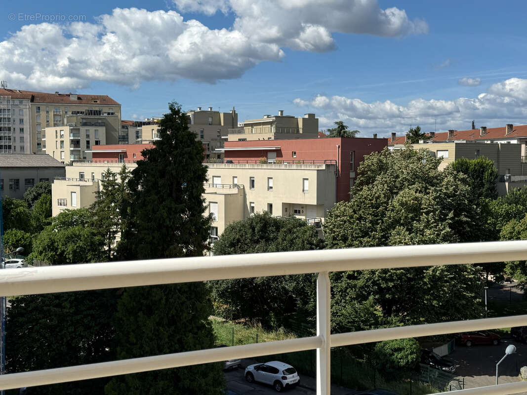 Appartement T3 de 68 m2 avec terrasse et garage   Villeurbanne - photo 2