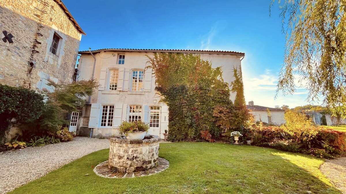Maison à LA ROCHEBEAUCOURT-ET-ARGENTINE