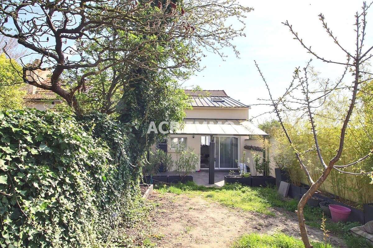 Maison à CHANTELOUP-LES-VIGNES