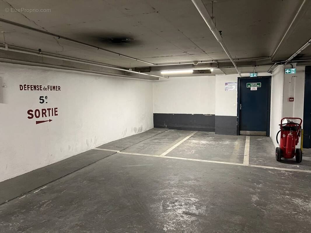 Parking à PARIS-2E