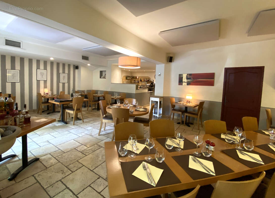 Commerce à SAINTE-CECILE-LES-VIGNES