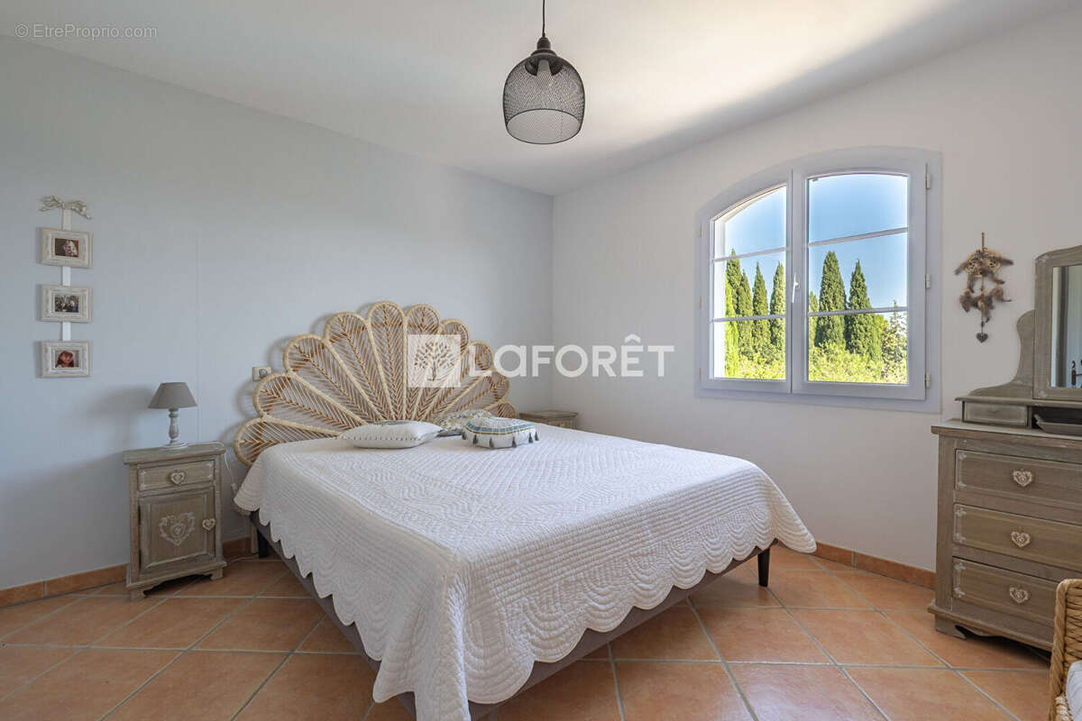 PUGET-VILLE : Bastide Néoprovençale d'exception sur parc de 1.302 m² - photo 12