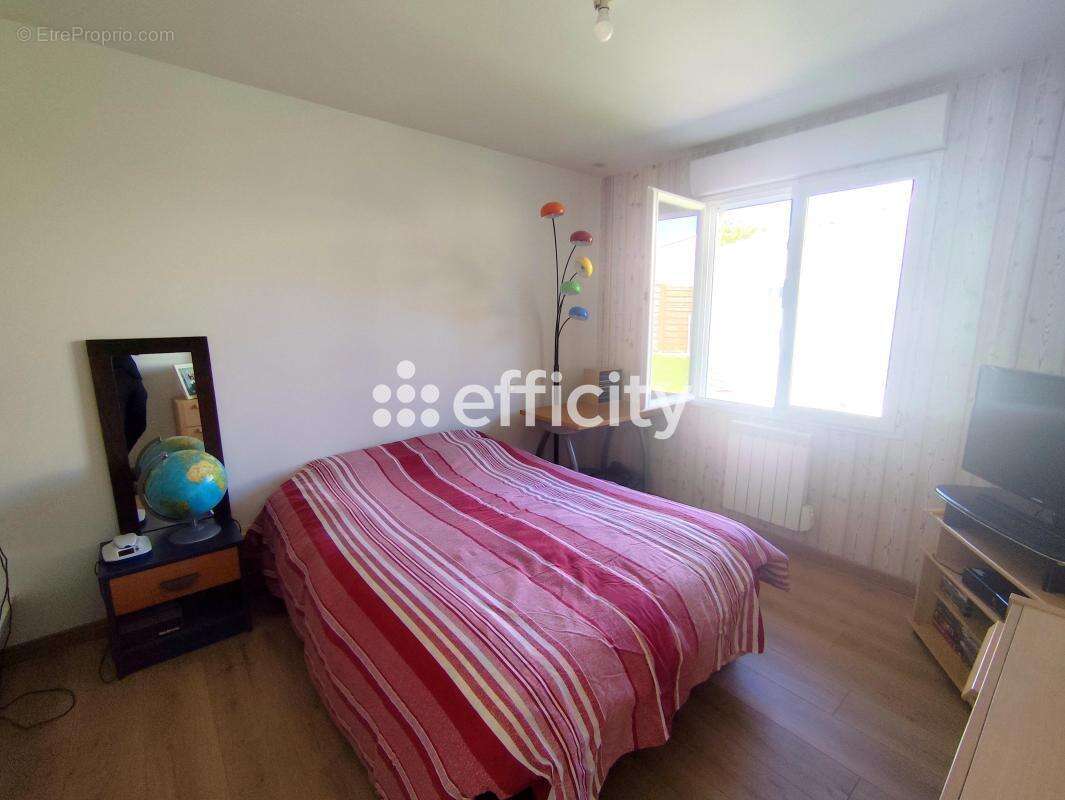 Maison 160 m² à Saint-Georges-Des-Coteaux  - photo 8