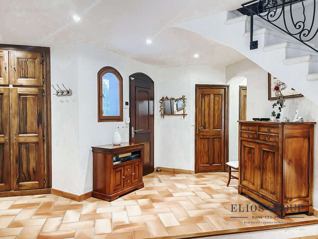 Maison 220 m² à Nans-Les-Pins  - photo 4