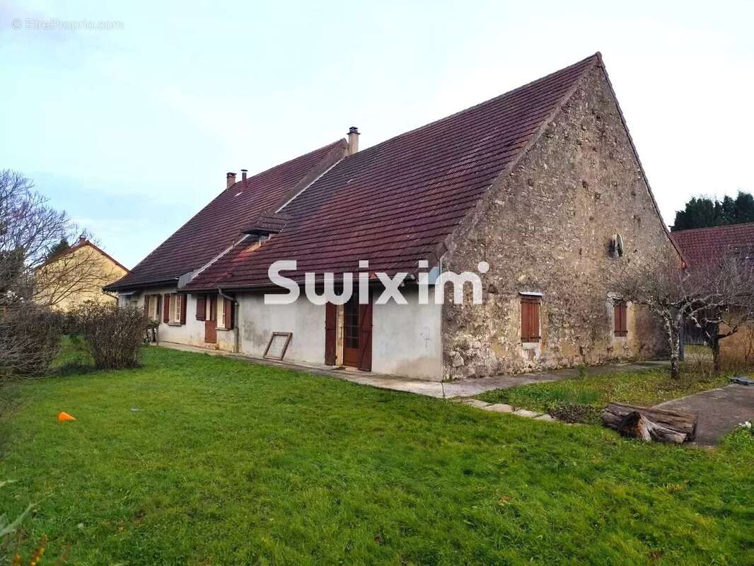 Maison à COMMENAILLES