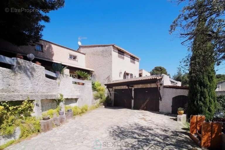 Maison à SAINT-MITRE-LES-REMPARTS