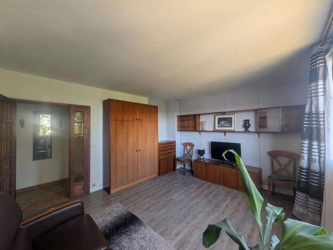Appartement à LES CLAYES-SOUS-BOIS