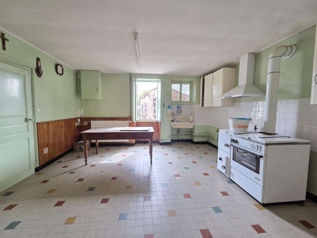 Maison en pierres avec dépendances et grand potentiel, au cœur d’un hameau paisible - photo 4