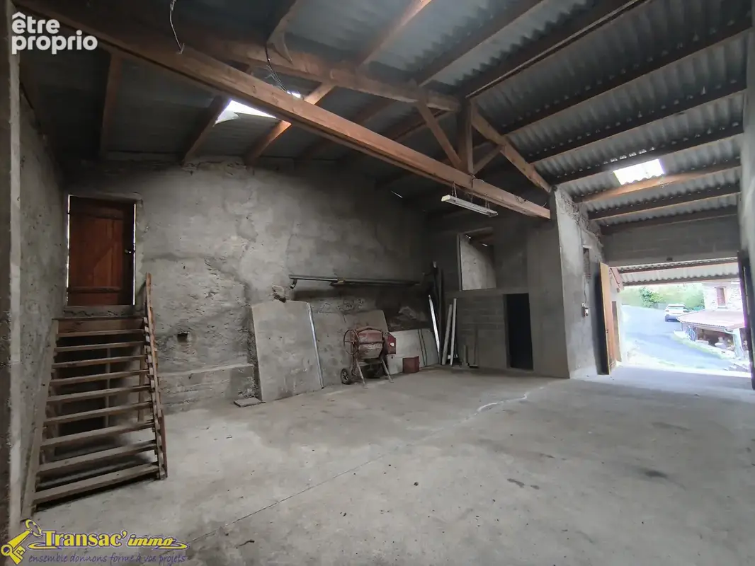 À Thiers, maison de village type F4 avec une grange non attenante avec terrain. - photo 14