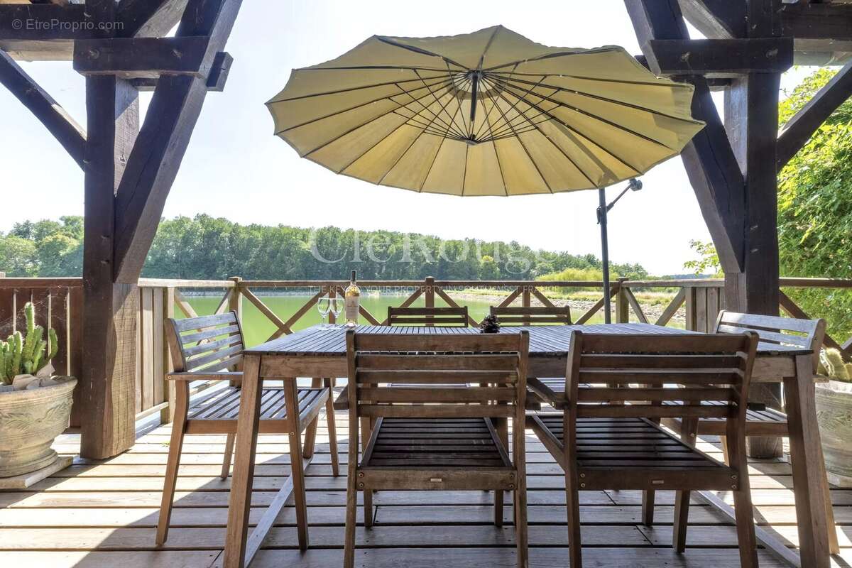 Élégante propriété avec vue sur le lac au cœur d'un golf prestigieux - photo 2