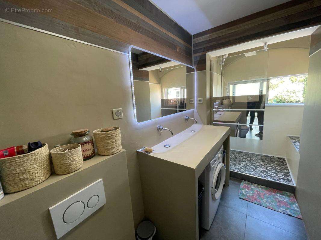 A vendre saint cyr sur mer 83270 appartement 4 pieces 3 chambres derneir etage - photo 3