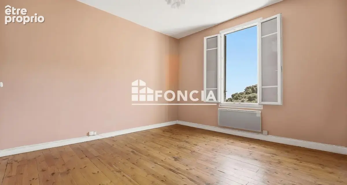 Nice - Coup de cœur assuré : T2 de 47 m² à rénover avec vue mer et ville exceptionnelle dans maison de charme - photo 4