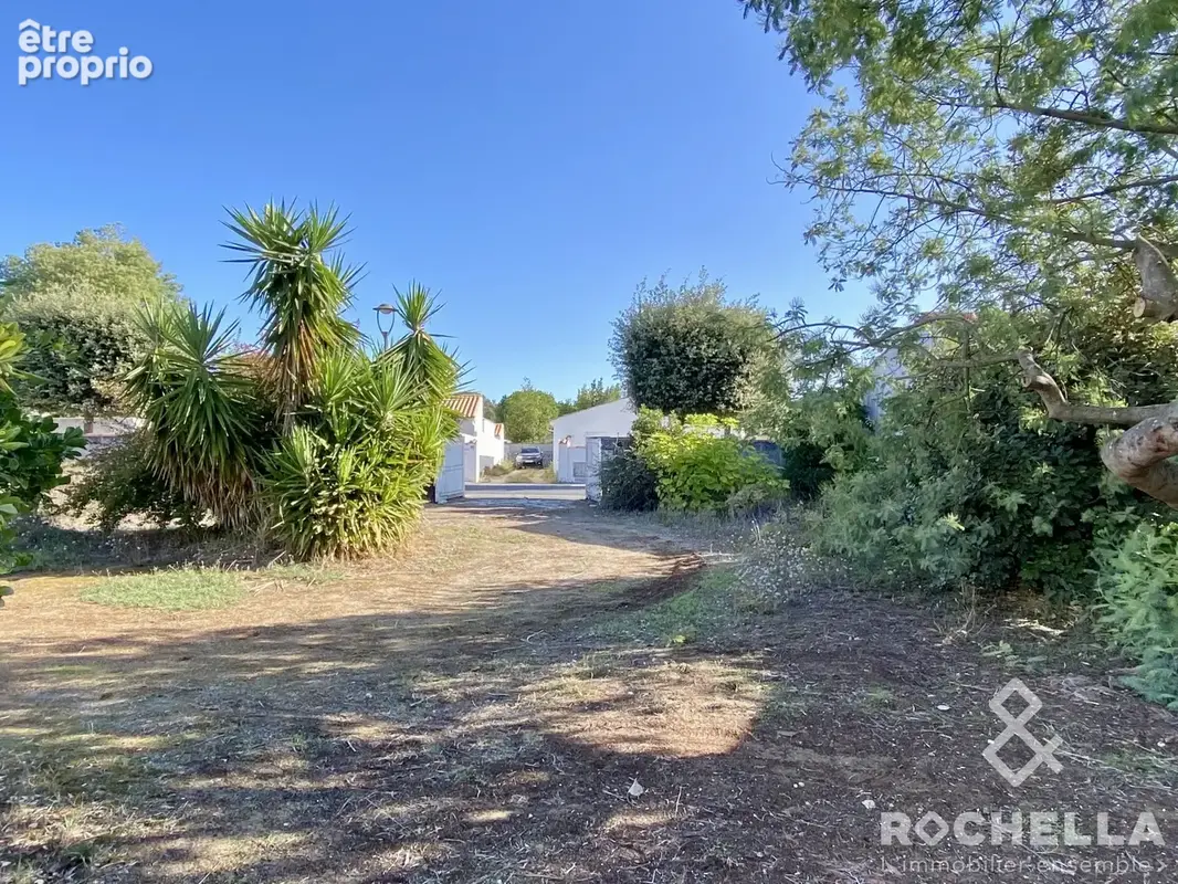 Photo Terrain à La Flotte au prix de 242 000€