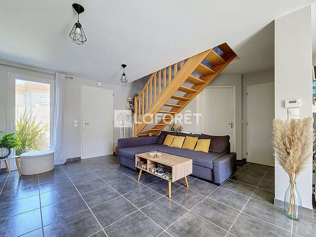 Civrieux, Maison moderne de 3 chambres avec jardin et garage - photo 5