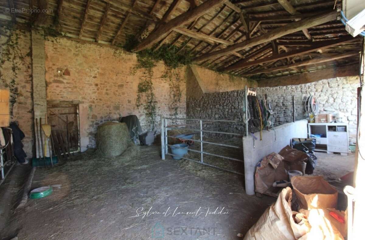 Propriété de 30 hectares  maison en pierre à rénover  dépendances  étangs - photo 15