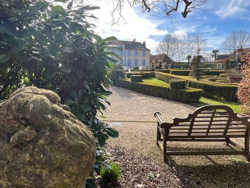 ELEGANT CHATEAU XVIIIs, sans travaux, sur 1 hectare clos de murs, jardin paysagé, chapelle, orangerie, dépendances, pour famille - photo 43