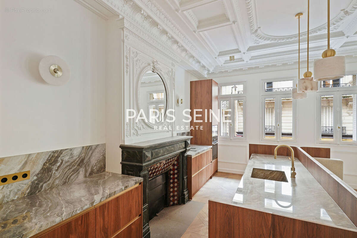 Appartement à PARIS-8E