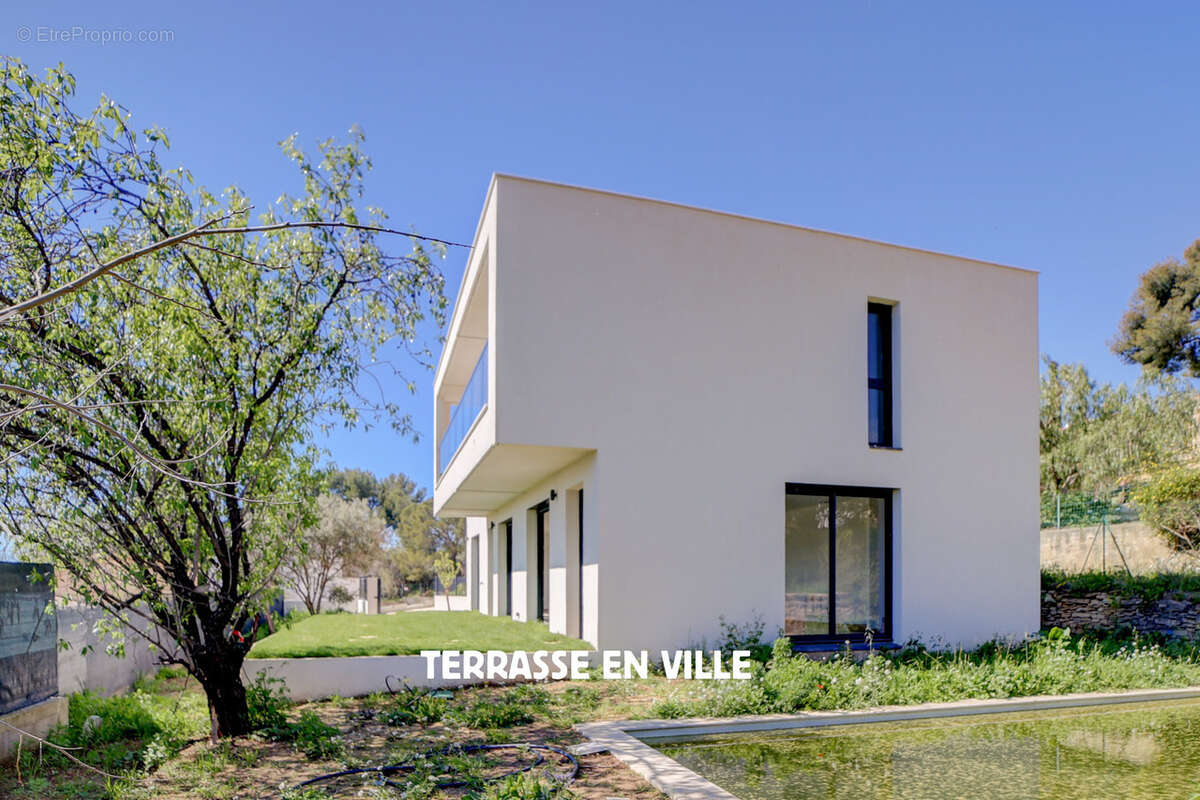 Maison à CEYRESTE