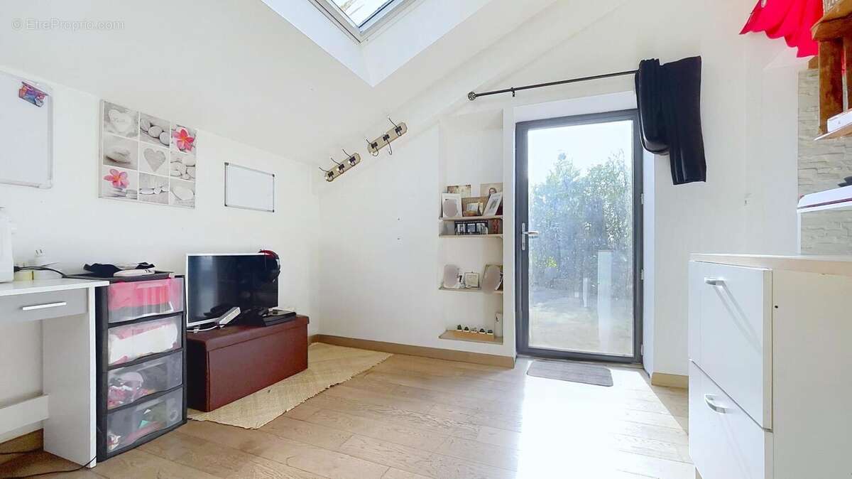 Photo 6