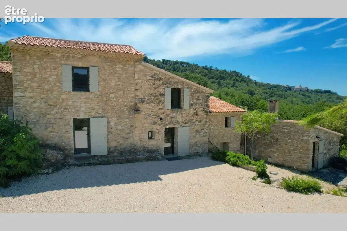 VENASQUE MAS EN PIERRE 225 m² sur plus d'un hectare de terrain arboré avec piscine et gîte. - photo 3