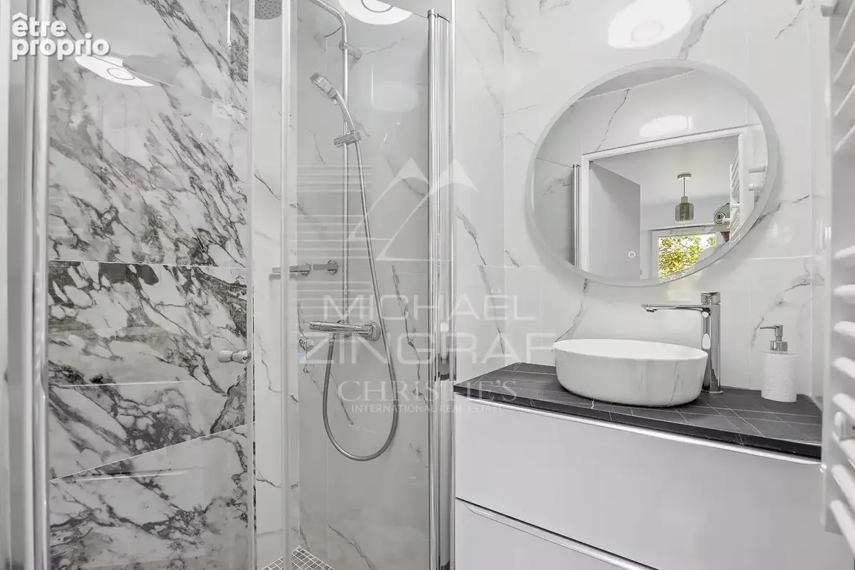 Exclusivité - Golfe-Juan – Appartement traversant rénové avec terrasse, piscine et parking - photo 9
