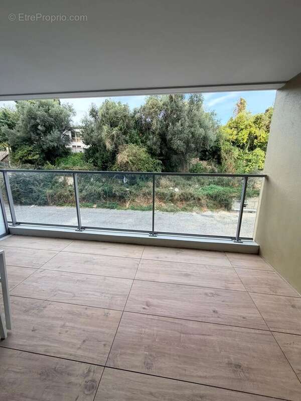 Appartement à SAINT-LAURENT-DU-VAR