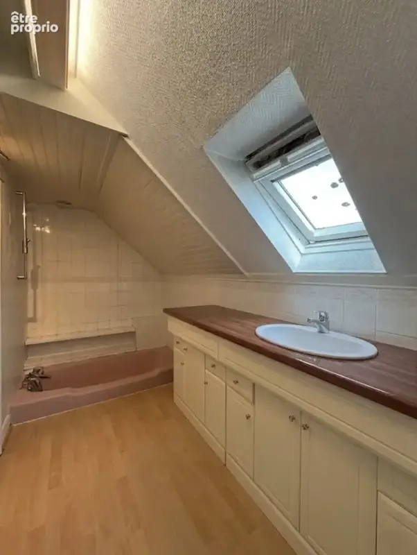 Située en plein coeur de Seclin, cette maison semi-mitoyenne de type bel étage dispose d'environ 95 m2 habitab - photo 7