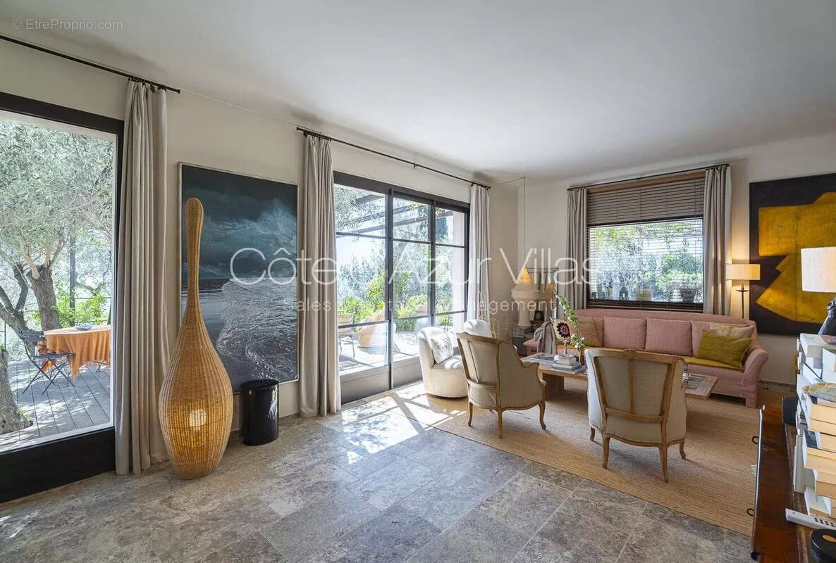 Maison à CHATEAUNEUF-GRASSE