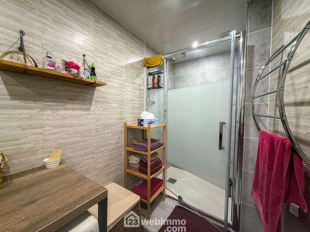 Salle de douche rénovée récemment - Appartement à VERDUN