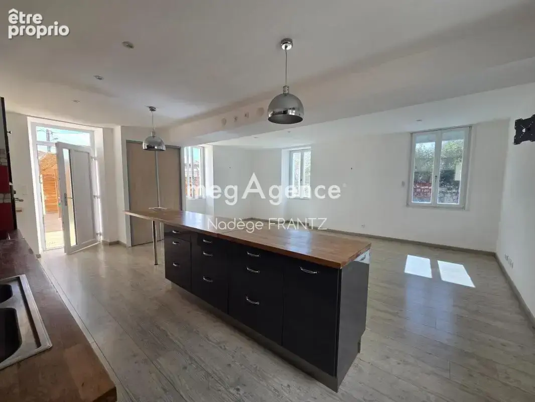 Maison charentaise à Saint-Savinien – Vie de plain-pied, 3 chambres, bureau, terrasse bois et garage rénové - photo 4