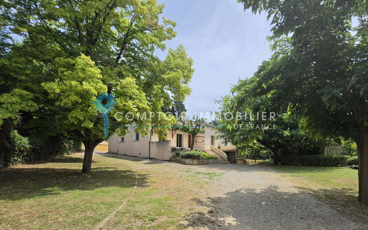 Dépt Hérault (34) -Aniane - À vendre - Villa T4/T5 avec terrasses, piscine, garage, sous-sol, parcelle de 1800 - photo 2