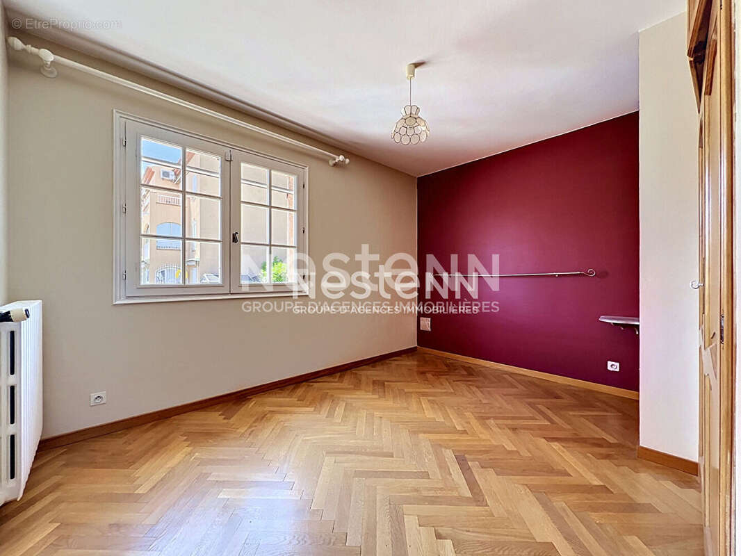 Golfe-Juan - Maison 5P 126 m² + Appartement indépendant 3P 98 m² - Terrain 1 480 m² - Sous-sol 70 m² - Parkings - Proche mer - photo 11
