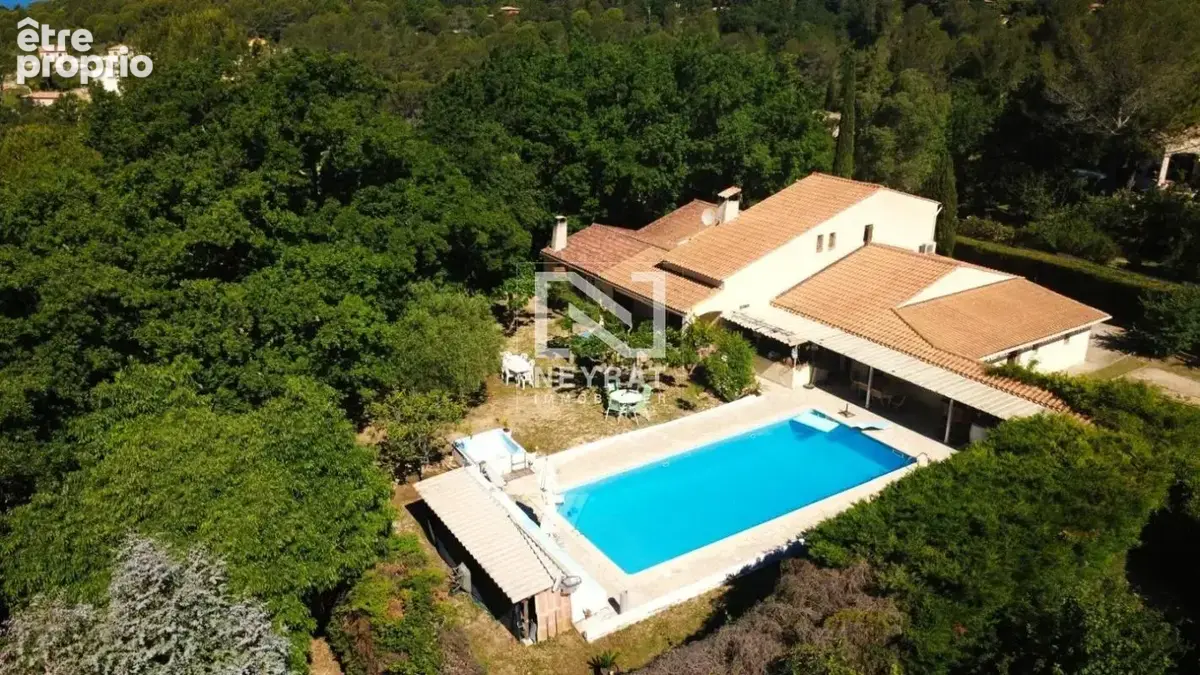 Bagnols en foret: 3 chambres , double garage, piscine, grand terrain - photo 4