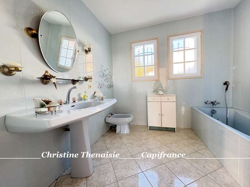Maison à vendre 5 pièces - Plain-Pied - 3 chambres - 2 salles d'eau - 3 wc - Piscine couverte - 2 garages SAINT HILAIRE DE RIEZ  - photo 25