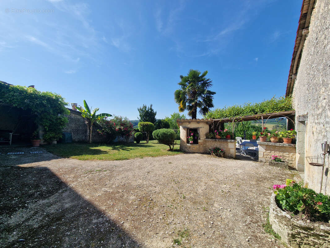 Maison à MONTMOREAU-SAINT-CYBARD