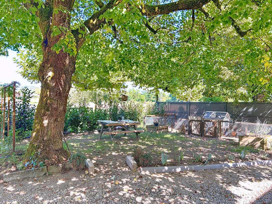 Maison à SAINT-PANTALEON-DE-LARCHE